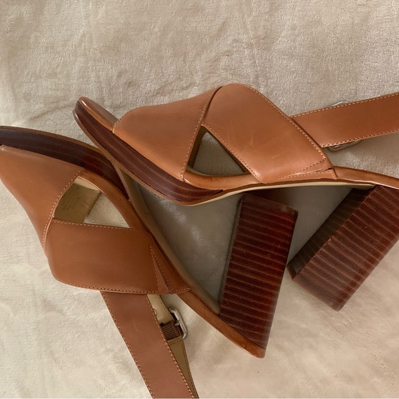 Tan DRESSY Sandals!👜 - Picture 3 of 6